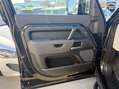 2023 Land Rover Defender - Thumbnail