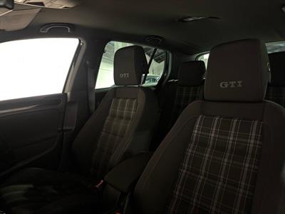 2011 Volkswagen Golf - Thumbnail