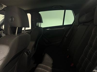 2011 Volkswagen Golf - Thumbnail