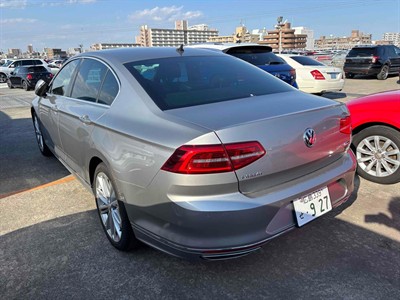 2017 Volkswagen Passat - Thumbnail