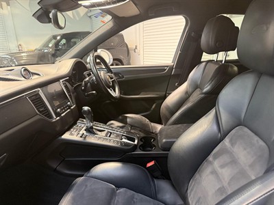 2016 Porsche Macan - Thumbnail