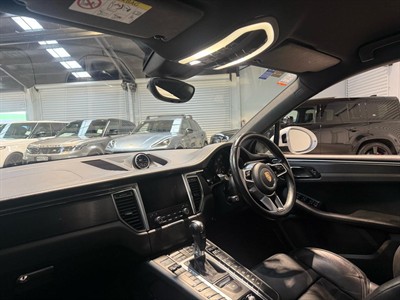 2016 Porsche Macan - Thumbnail