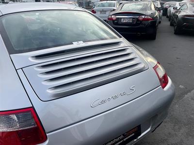 2005 Porsche 911 - Thumbnail