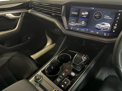 2021 Volkswagen Touareg - Thumbnail