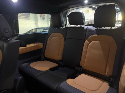 2024 Land Rover Defender - Thumbnail