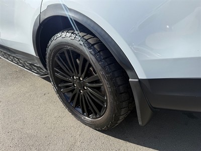 2017 Land Rover Discovery - Thumbnail