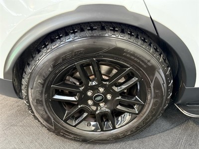 2017 Land Rover Discovery - Thumbnail