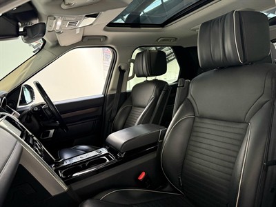 2017 Land Rover Discovery - Thumbnail