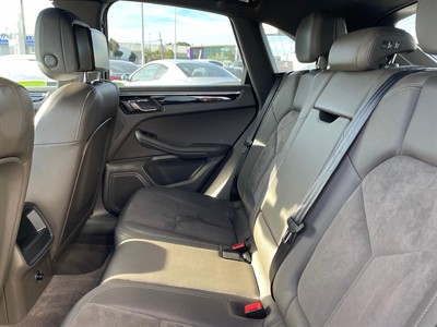 2014 Porsche Macan - Thumbnail