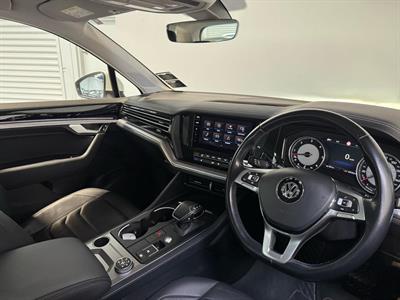 2019 Volkswagen Touareg - Thumbnail