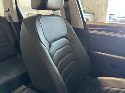 2019 Volkswagen Touareg - Thumbnail