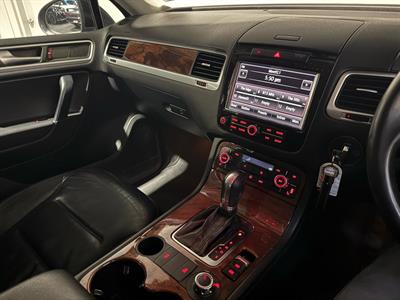 2011 Volkswagen Touareg - Thumbnail