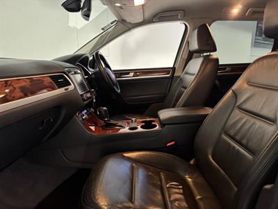 2011 Volkswagen Touareg - Thumbnail