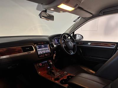 2011 Volkswagen Touareg - Thumbnail