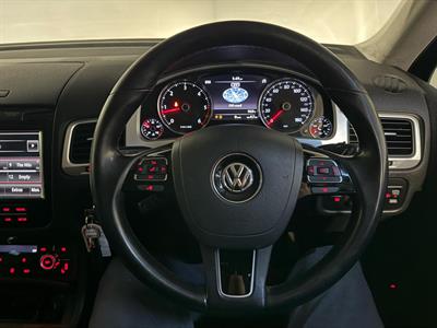 2011 Volkswagen Touareg - Thumbnail