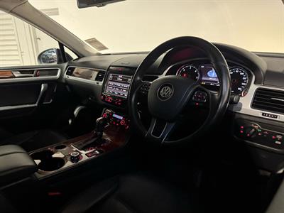 2011 Volkswagen Touareg - Thumbnail
