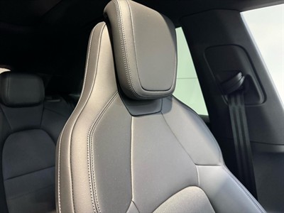2025 Porsche Macan - Thumbnail