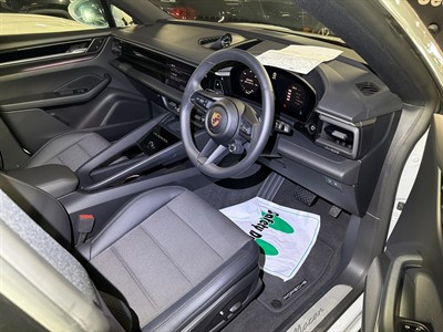 2025 Porsche Macan - Thumbnail