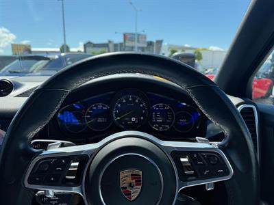 2020 Porsche Cayenne - Thumbnail