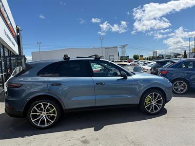 2020 Porsche Cayenne - Thumbnail