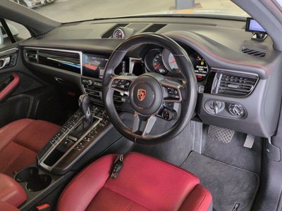 2020 Porsche Macan - Thumbnail