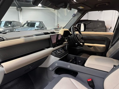 2023 Land Rover Defender - Thumbnail