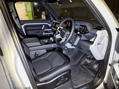 2023 Land Rover Defender - Thumbnail