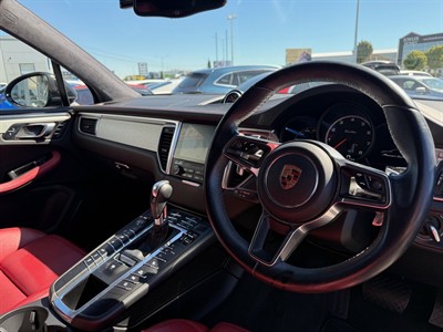 2016 Porsche Macan - Thumbnail