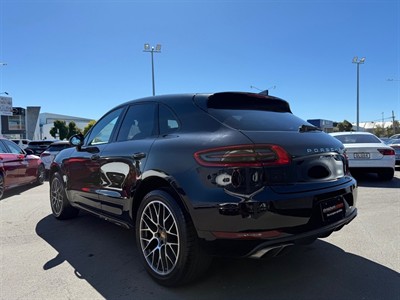2016 Porsche Macan - Thumbnail