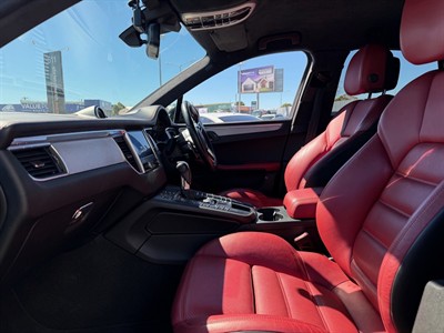 2016 Porsche Macan - Thumbnail