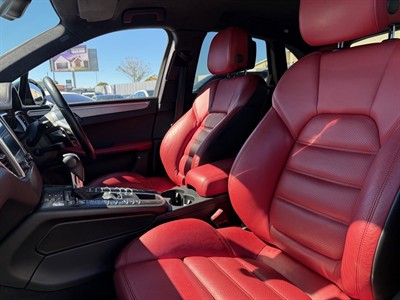 2016 Porsche Macan - Thumbnail