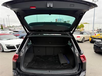 2018 Volkswagen Tiguan - Thumbnail